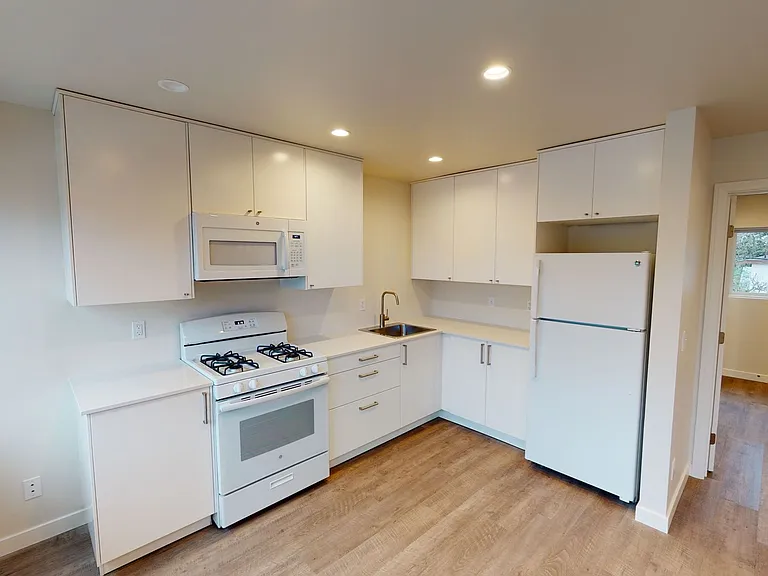 172 C Ave #5 — Photo 3