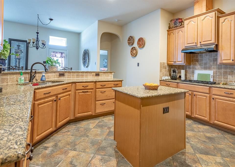 1st image of 833 Greenwood Dr