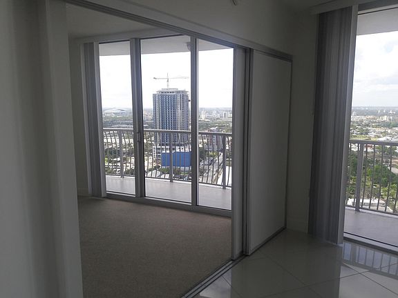 5th image of 1750 N Bayshore Dr APT 3615