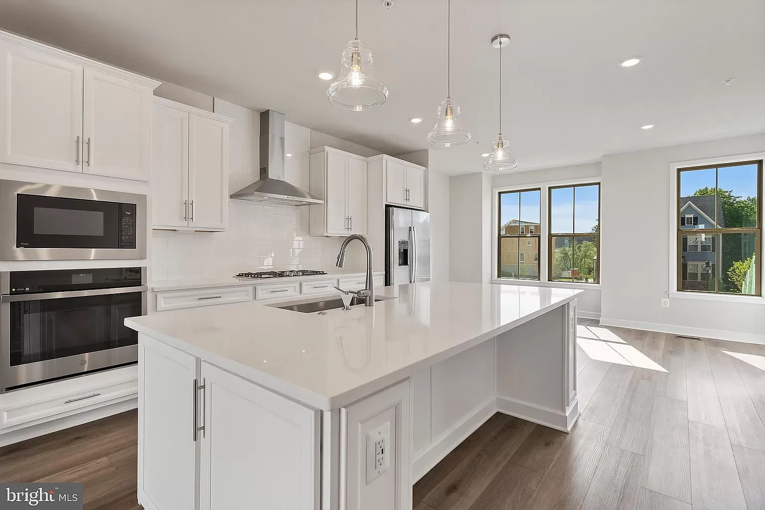 4 bed, 3.5 bath, 2308 sqft, $3,650 — Photo 2