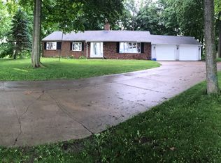 W7811 Oakcrest Dr, Hortonville, WI 54944