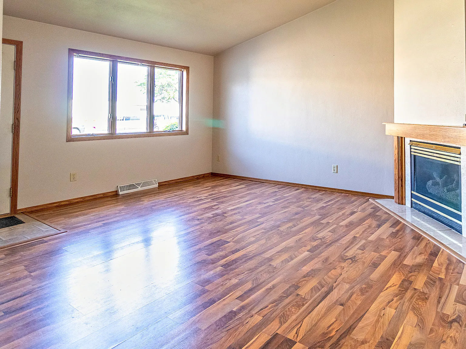 4 bed, 2106 sqft, $2,400 — Photo 2