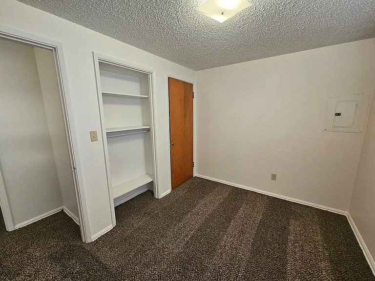 1104-1106 S Grand Dr — Photo 7