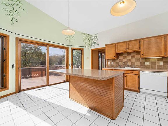 5th image of 5363 Applewood Close