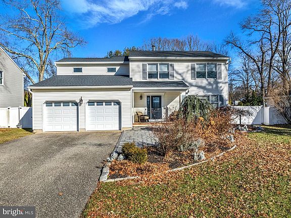 3rd image of 890 Roundtree Dr