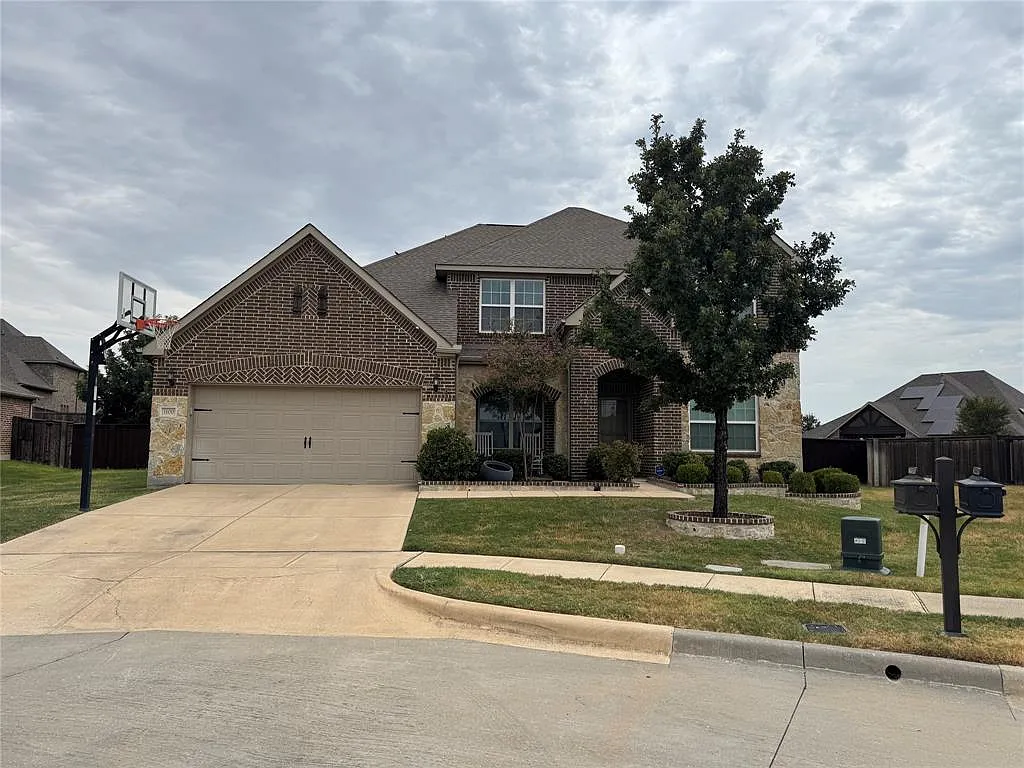 5 bed, 3.5 bath, 3606 sqft, $4,500 — Photo 2