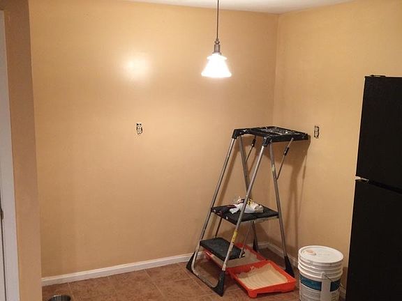 eating area in kitchen (also has full dining area no picture