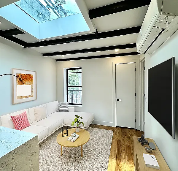 442 E 9th St #7 — Photo 1