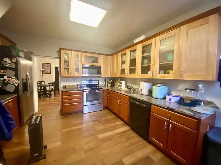 652 Elm St — Photo 3