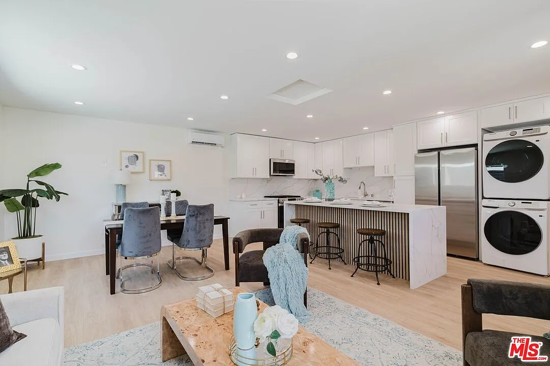 3 bed, 2.0 bath, 1005 sqft, $3,500 — Photo 2