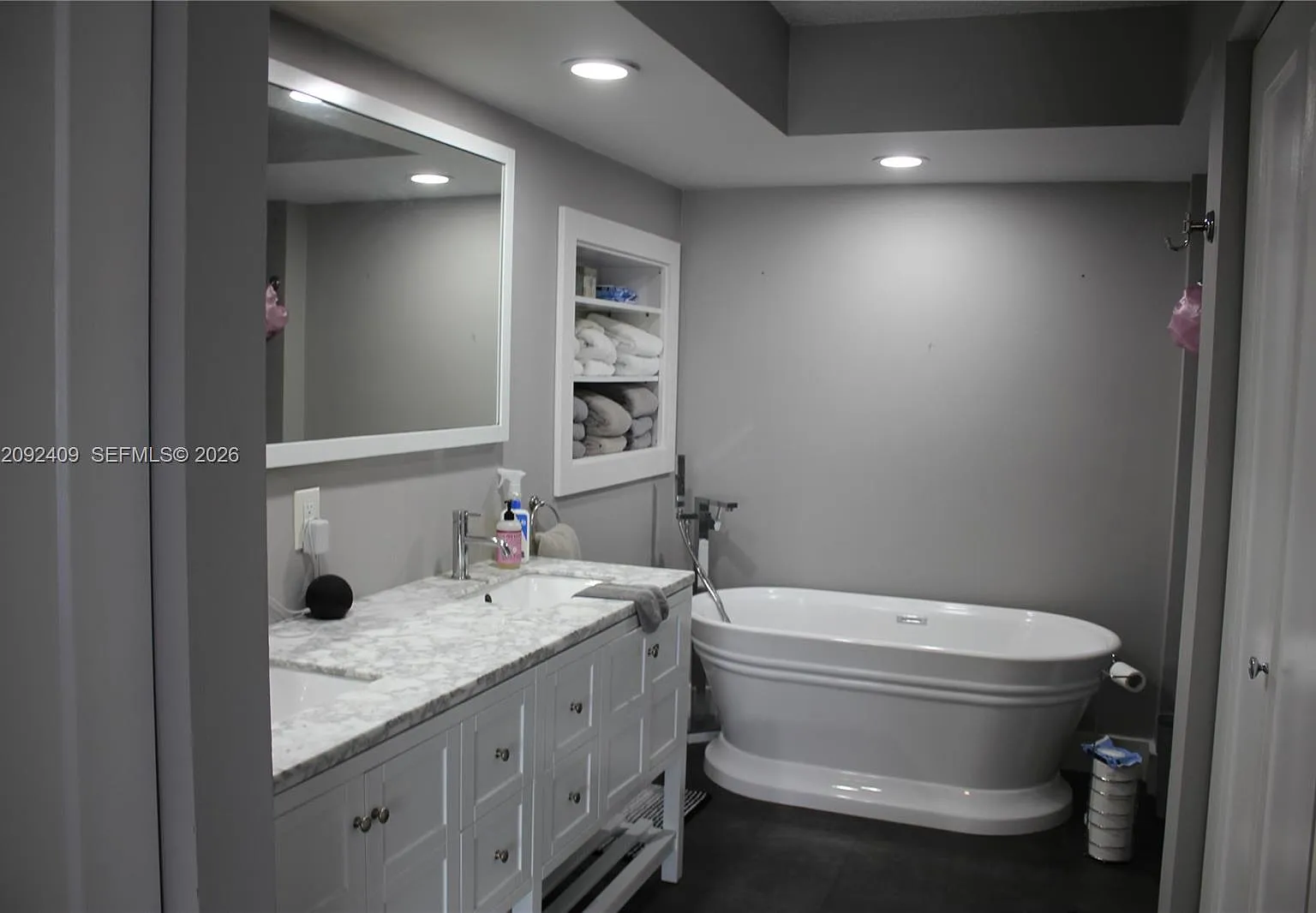 Mystic Pointe Tower 400 C — Photo 4
