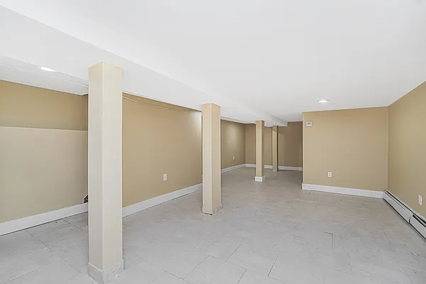 Sold by REMAX Elite | media 22