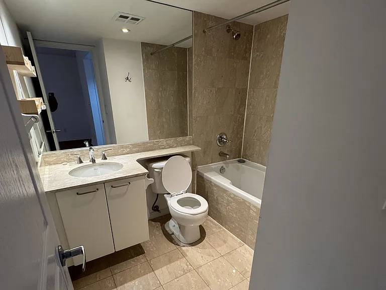 140 Simcoe St #1221 — Photo 9