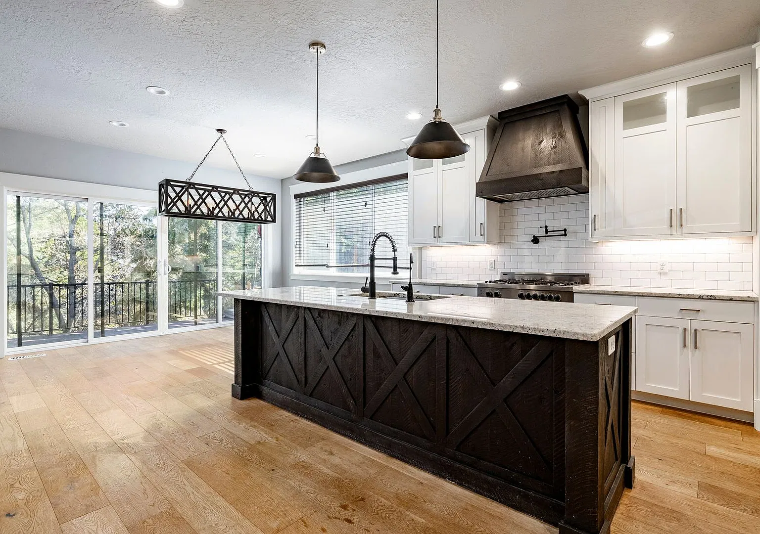 Luxury 5-Bedroom Mountain Home in Summit Park — Photo 3