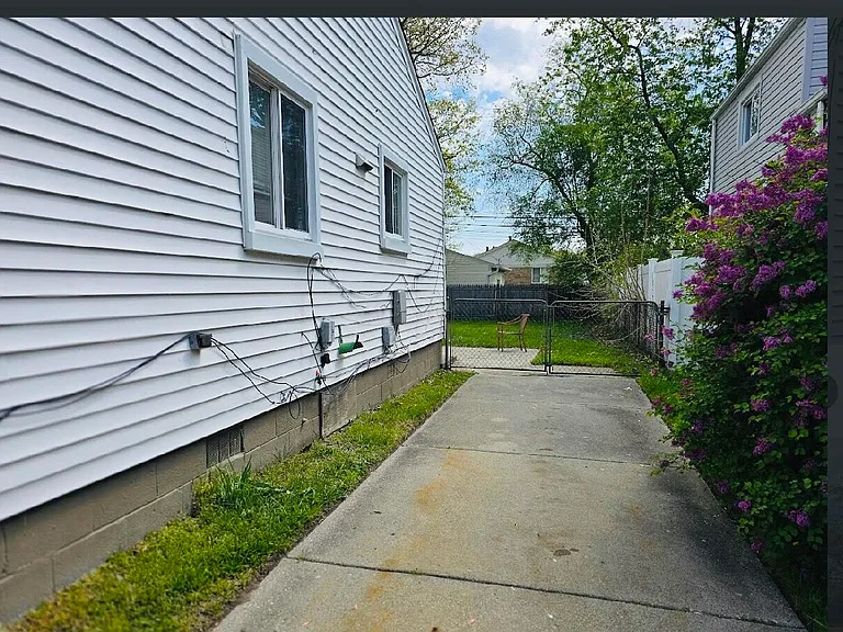 27392 Osmun St — Photo 2