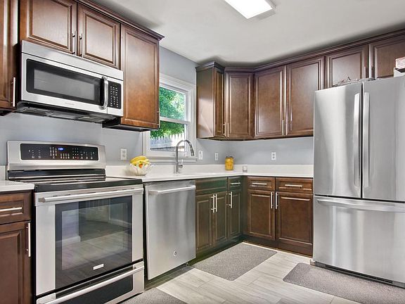 4th image of 12300 Woodlawn Ct