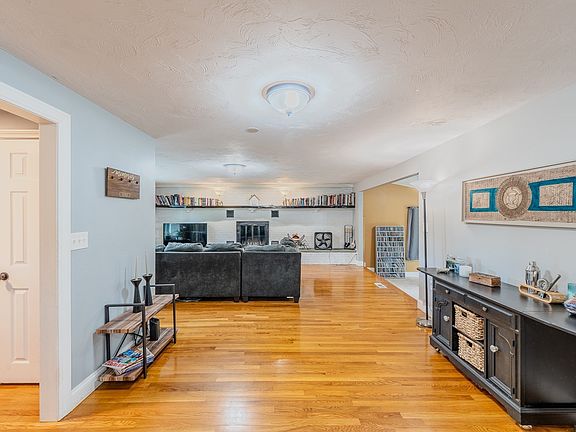 4th image of 601 East St