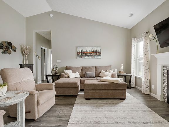 4th image of 465 Limestone Ct E