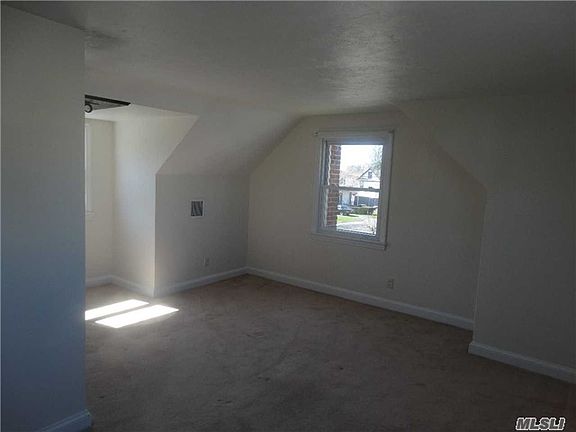 4th image of 53 Bedford Ave