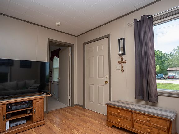 5th image of 831 Mattis Ave