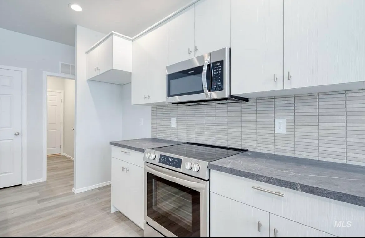 4 bed, 1600 sqft, $2,680 — Photo 3