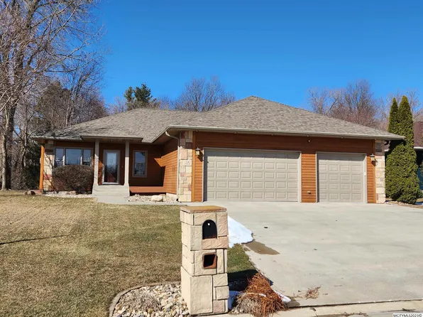 34 Venetian Dr, Clear Lake, IA 50428
