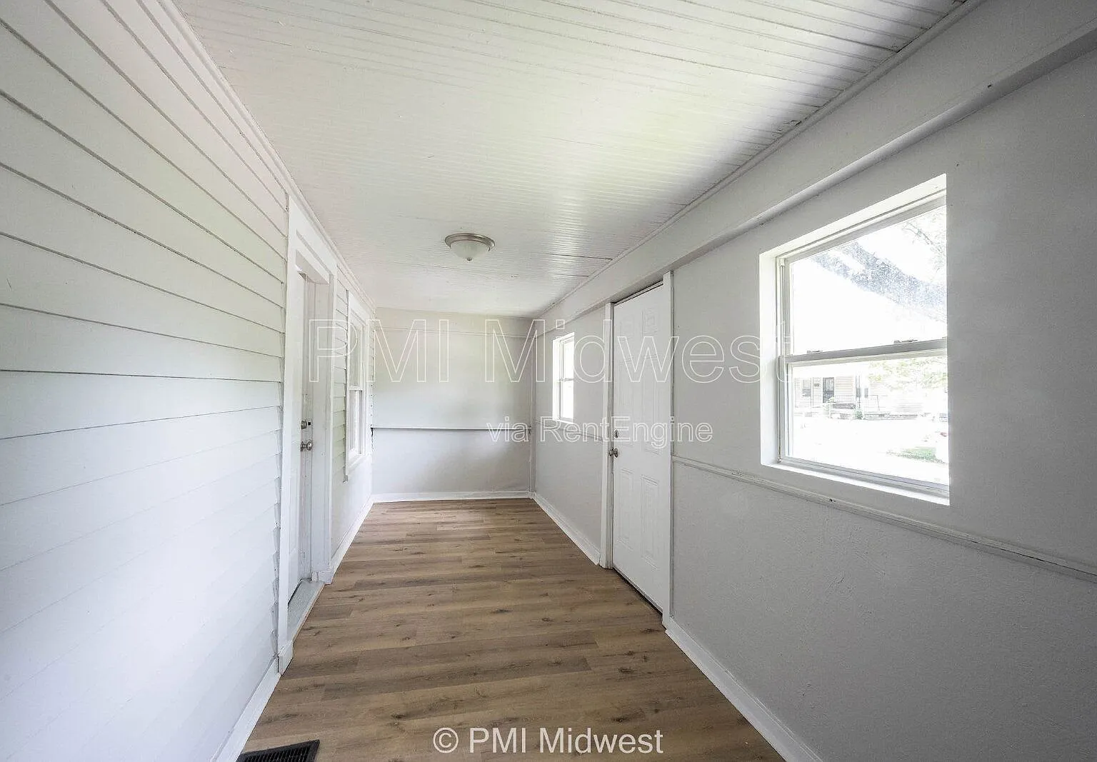 3165 Station St — Photo 3