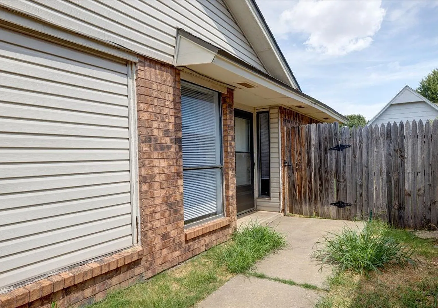 2 Bedroom 2 Bathroom 1 Car Garage (Council & SW 44th St) — Photo 2
