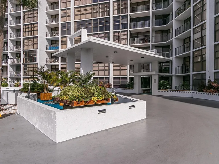 400 Leslie Dr #831 — Photo 4
