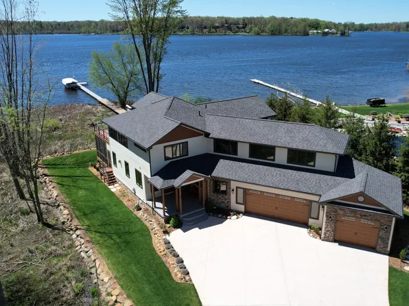 5840 Edgelake Dr, Pinckney, MI 48169