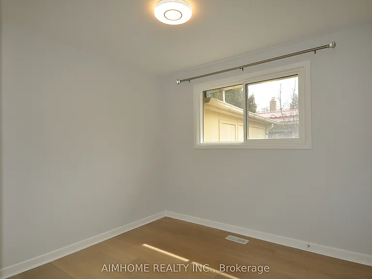 14 Dukinfield Cres #2 — Photo 6