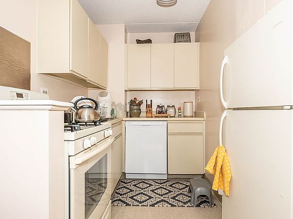 5th image of 300 W 110th St APT 15H