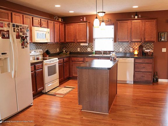 4th image of 1043 Oakwood Dr