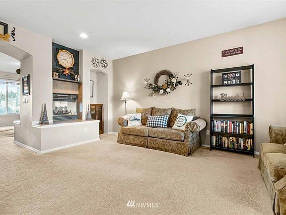 5th image of 241 NE Tronson Cir