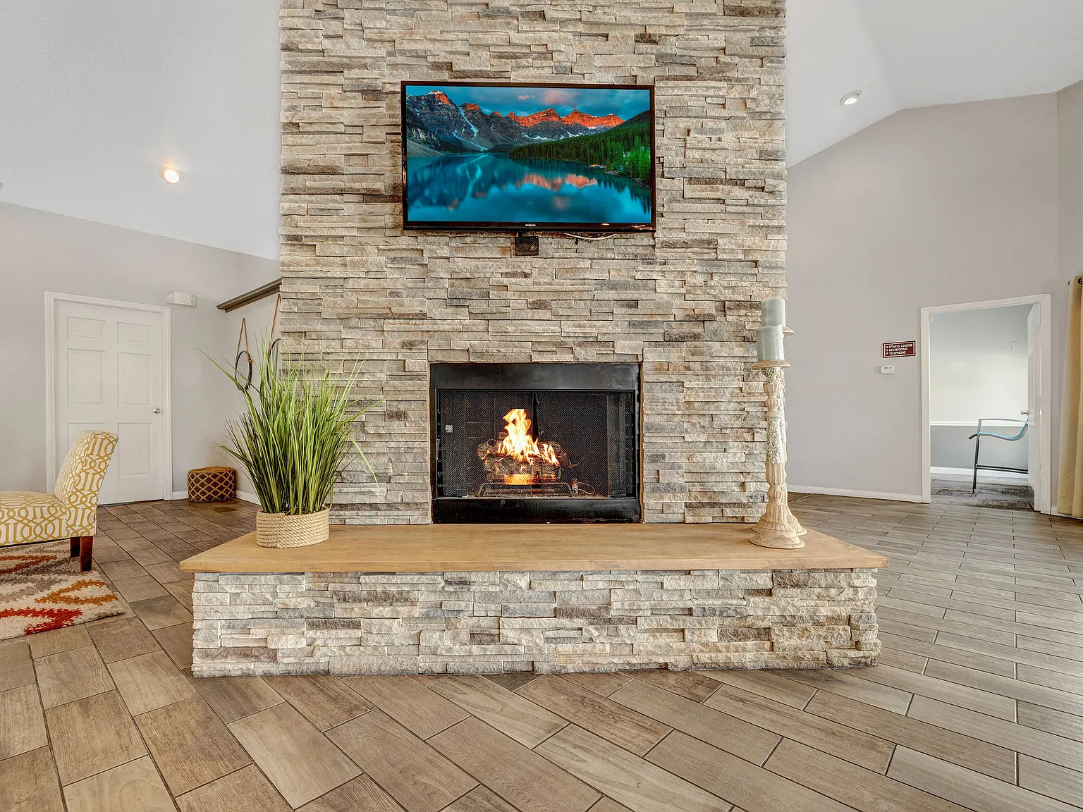Cabana Club Apartments — Photo 4