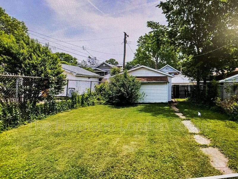 3 bed, 1.0 bath, 1177 sqft, $1,250 — Photo 4