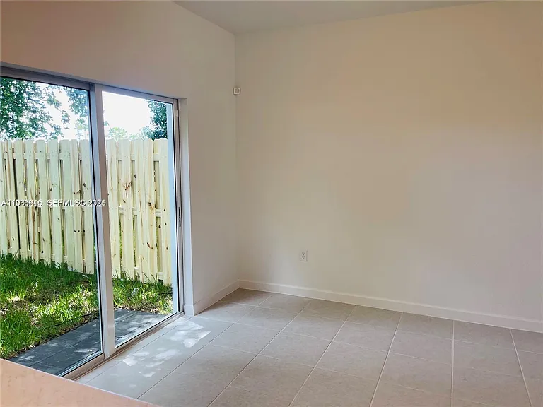 1695 SE 27th Rd #1695 — Photo 3