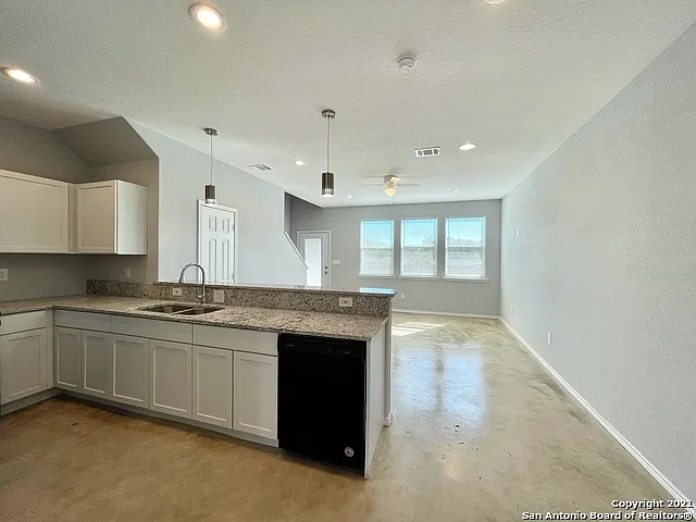 3 bed, 2.5 bath, 1325 sqft, $1,300 — Photo 2