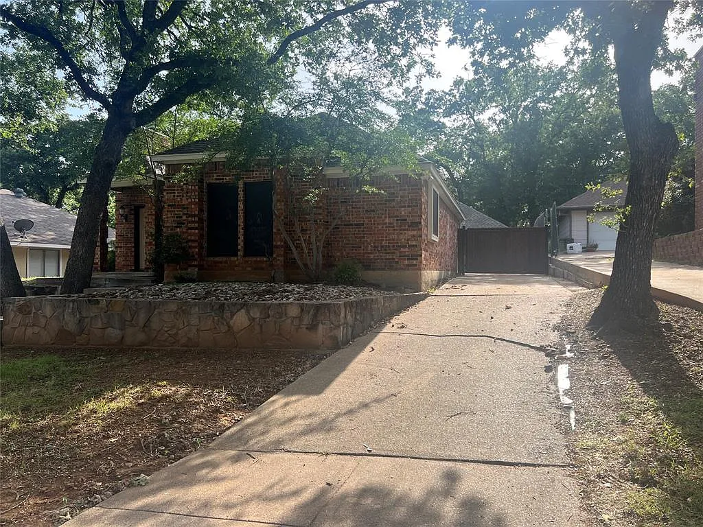 3 bed, 2.0 bath, 1765 sqft, $2,150 — Photo 1