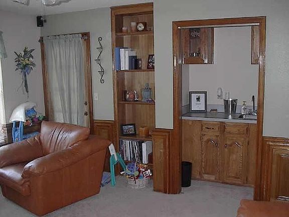 Family Room w/Wet Bar