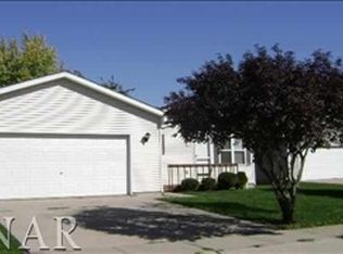 38 Geneva Ct, Bloomington, IL