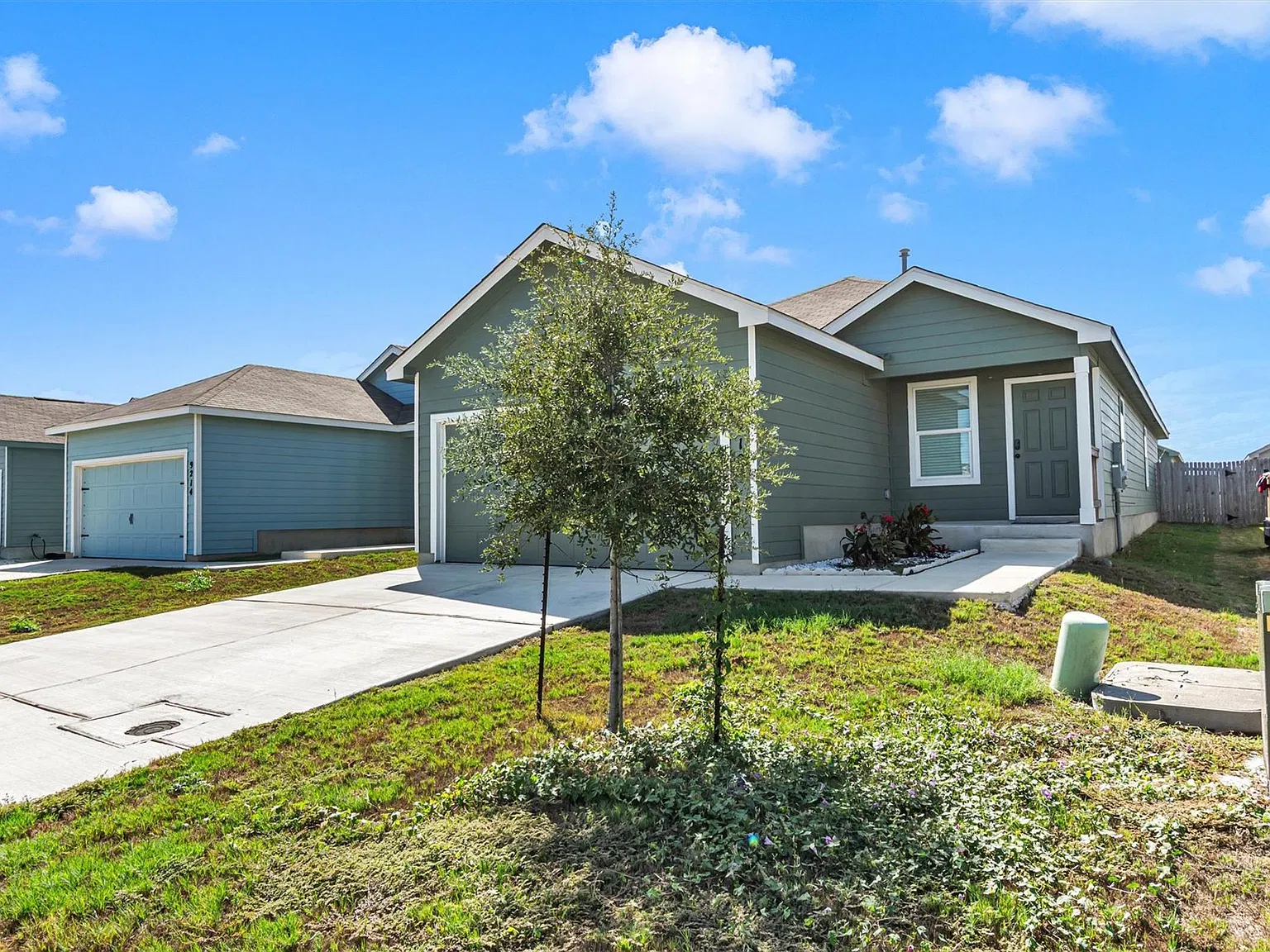 4 bed, 2.0 bath, 1627 sqft, $1,595 — Photo 2