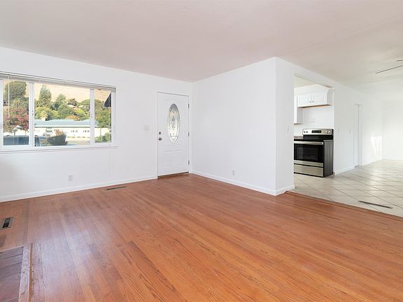 4th image of 32037 Amelia Ave