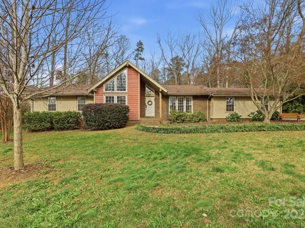 301 Chestnut Ln, Statesville, NC 28625