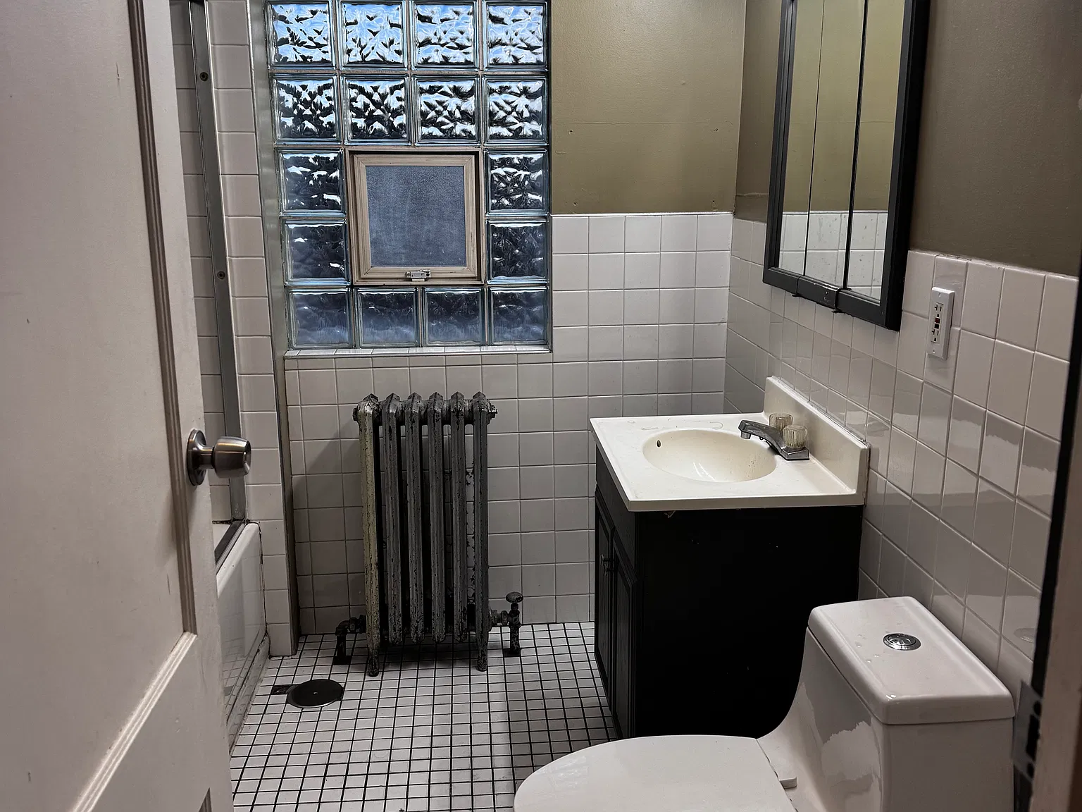 3 bed, $2,100 — Photo 4