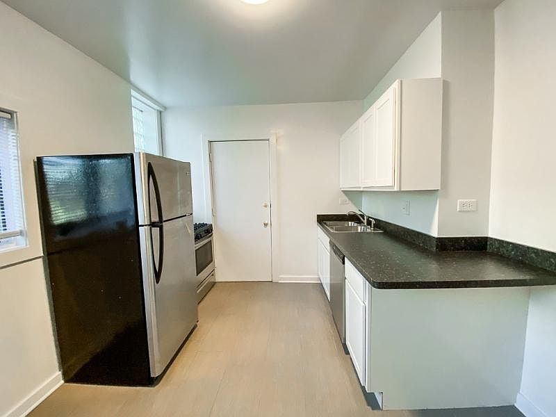 1st image of 4522 N Greenview Ave APT 1A