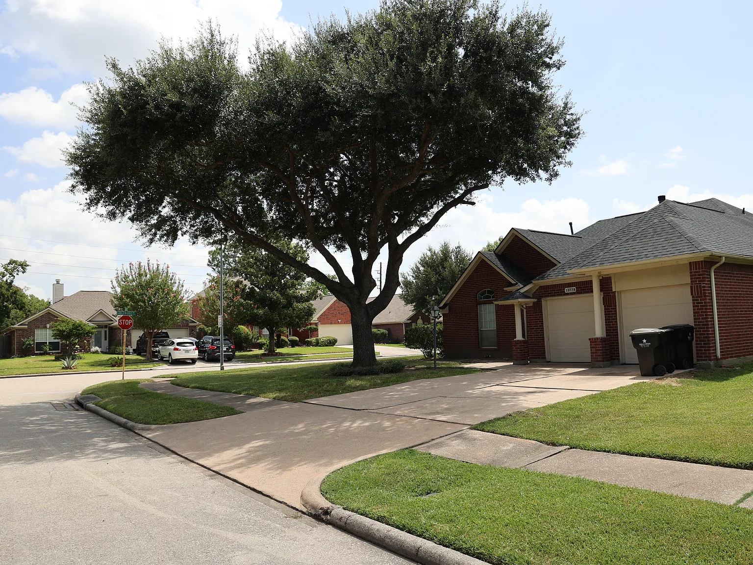 3 bed, 1929 sqft, $2,025 — Photo 3