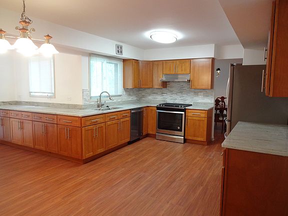 5th image of 625 Newport Ave
