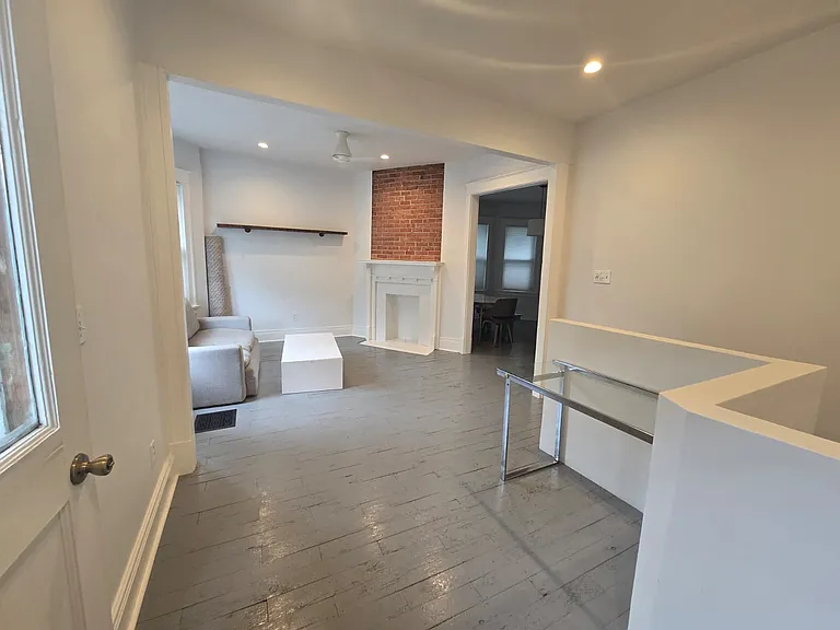254 W Utica St — Photo 8