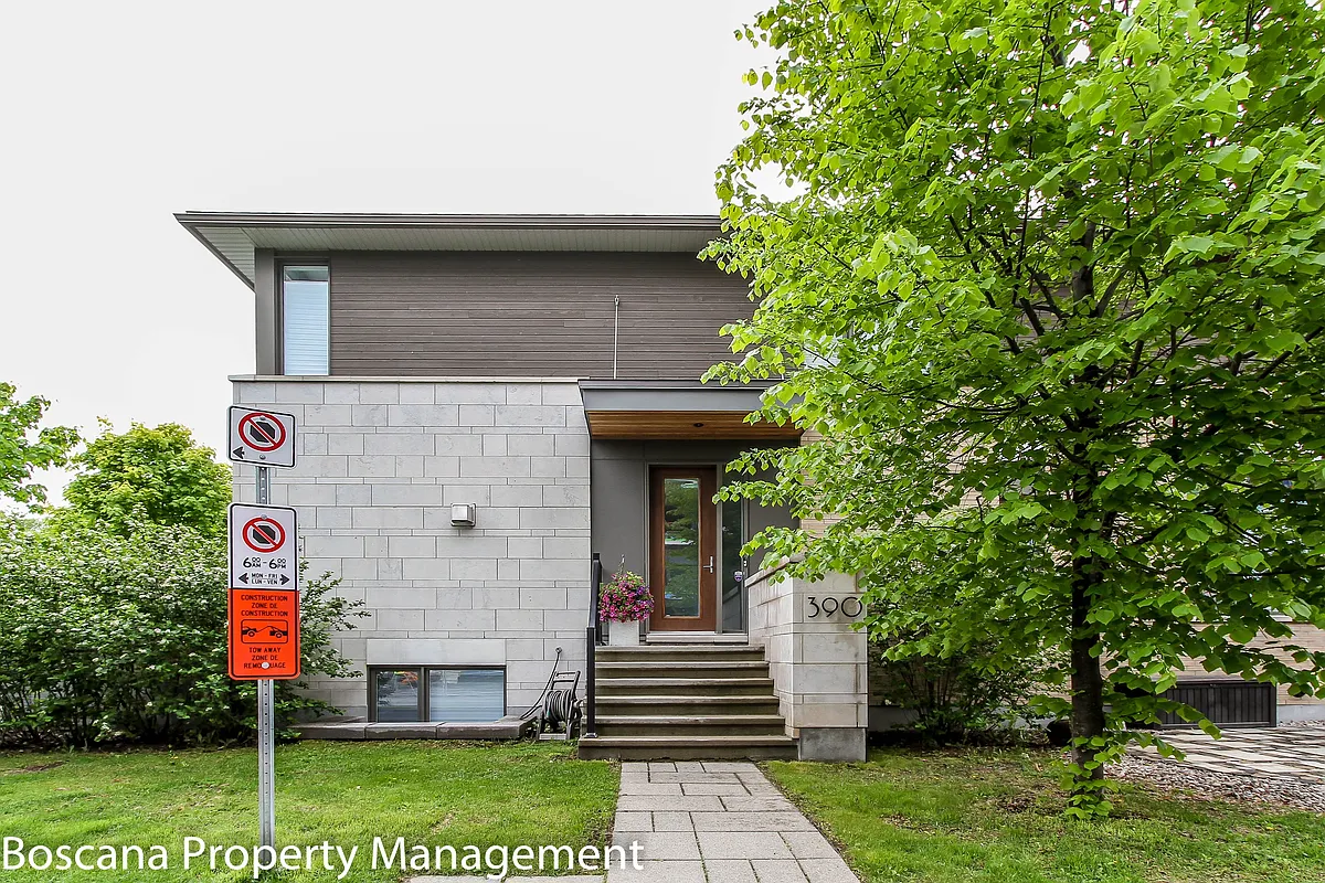 Building Photo - 390 Deschatelets Ave